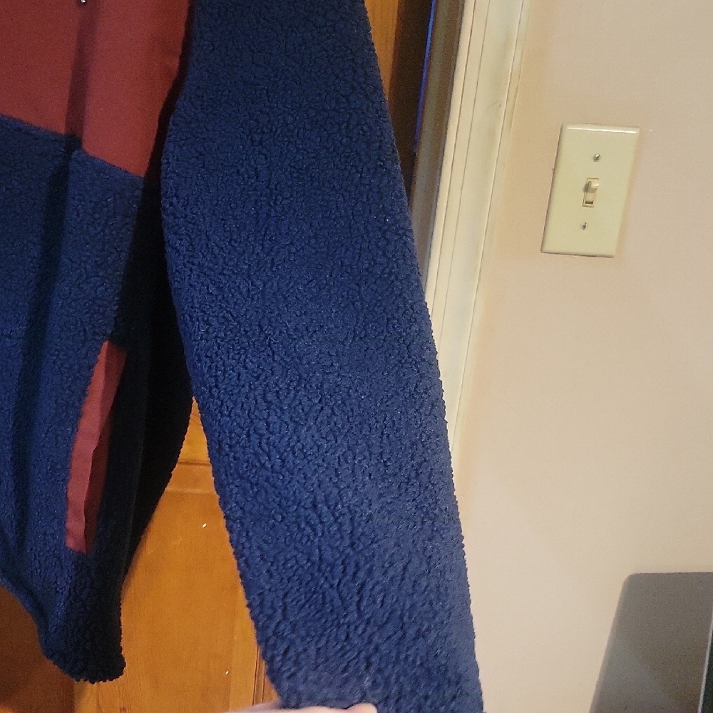 Hurley Blue and Red Puffer Jacket with Sporty Style - Picture 4 of 5